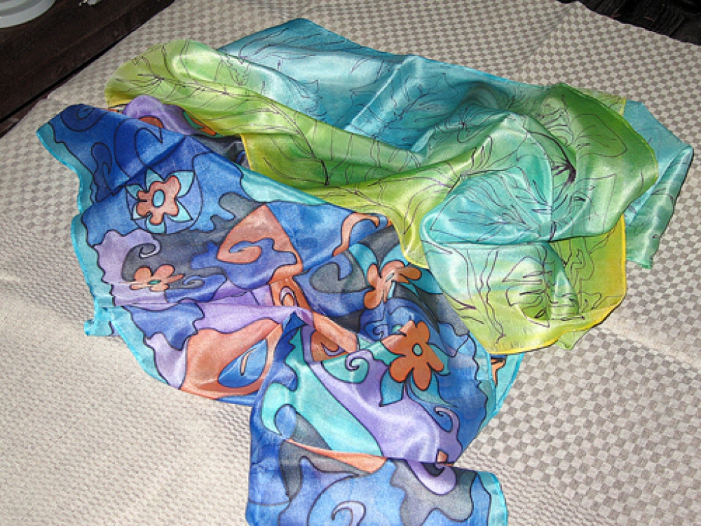 Zīda šalles Māras Alksnes rokās iegūst pievilcīgas krāsas un noslēpumainus rakstus.
Autors: Antra Ērgle