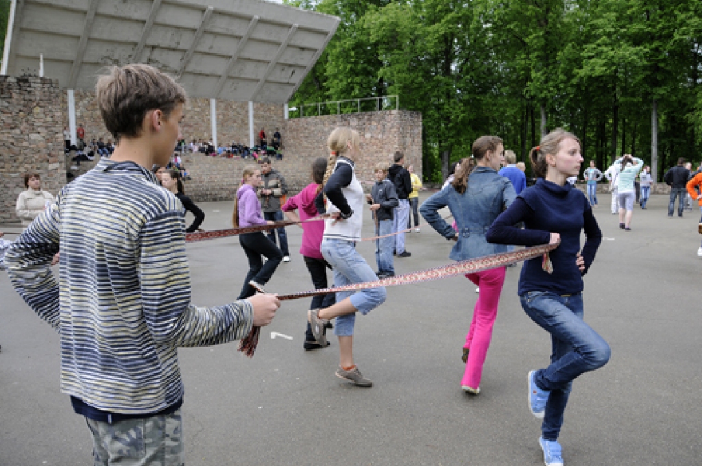 Koru un deju kopu mēģinājumi pilskalna estrādē notika 24. un 25. maijā.
Autors: No «Bauskas Dzīves» arhīva.