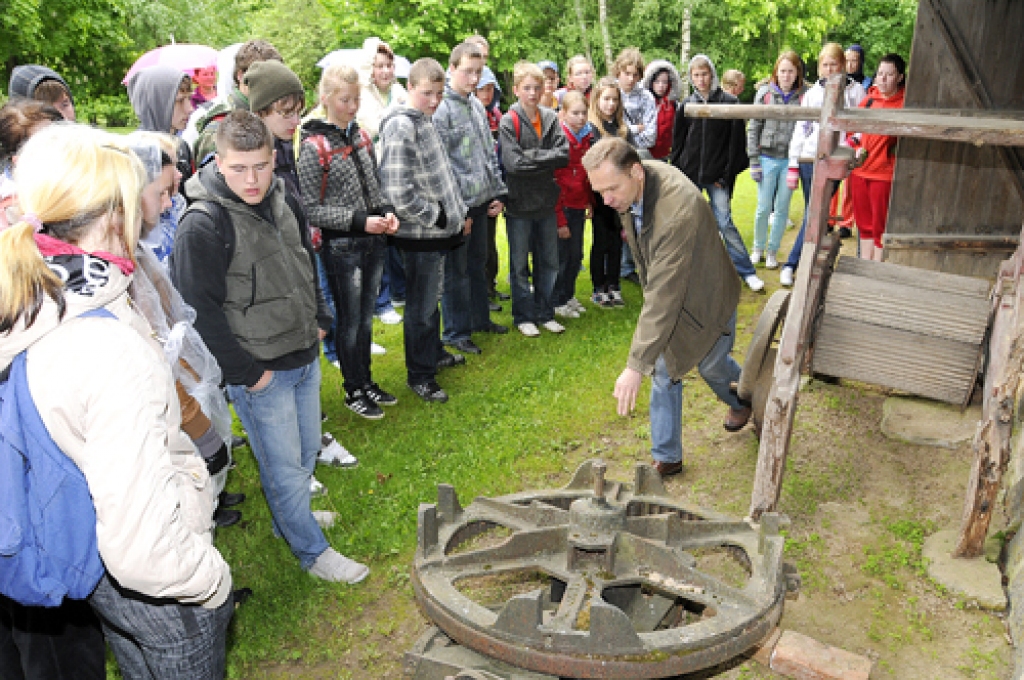 Viens no skolēnu pārgājiena mērķiem ir papildināt zināšanas. Par savu muzeju skolēniem stāsta Zemnieku sētas un lauksaimniecības mašīnu muzeja direktors Ziedonis Stiķis. 
Autors: Ivars Bogdanovs