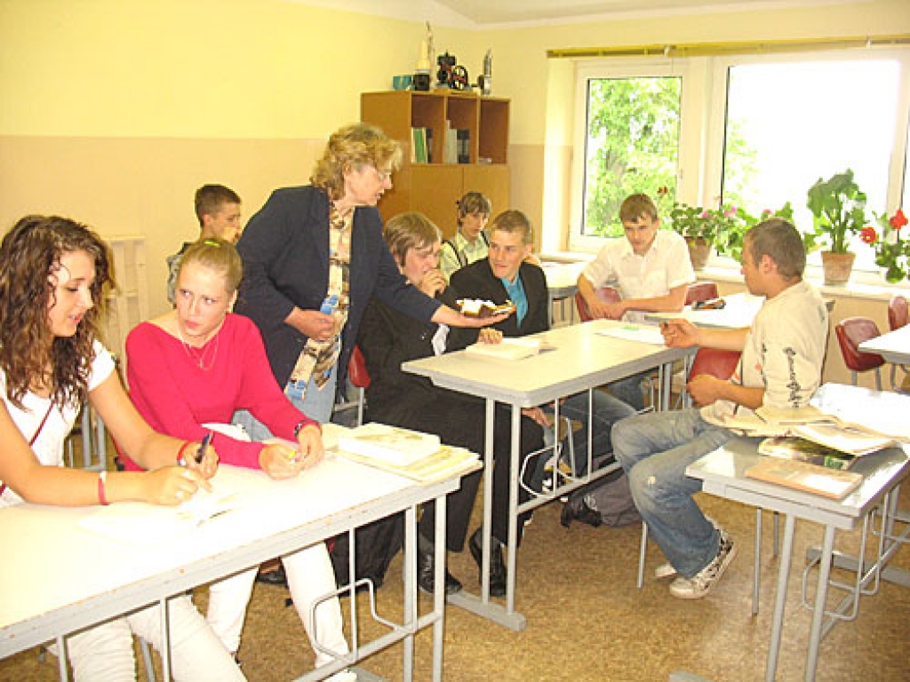 Skolotāja Genovaite Sobačevska pirms eksāmena cienā audzēkņus ar šokolādi.
Autors: Vilnis Auzāns