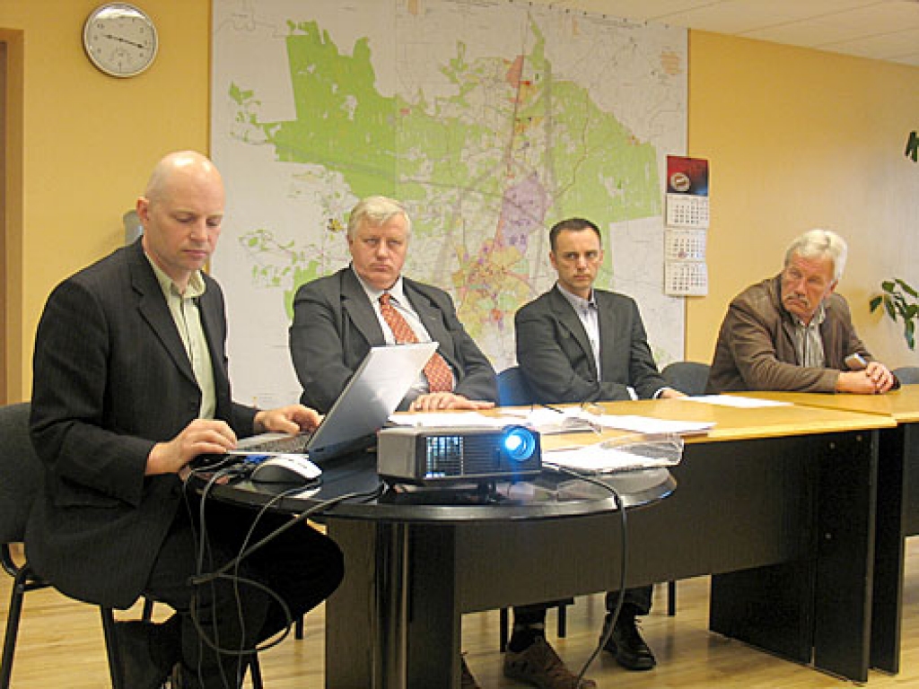 SIA «Mērniecības datu centrs» pārstāvja Kaspara Kojaloviča (no kreisās) prezentāciju vērtē Iecavas novada domes deputāti Atis Avots (otrais no kreisās), Juris Ludriķis un Juris Krievs. 
Autors: Vilnis Auzāns