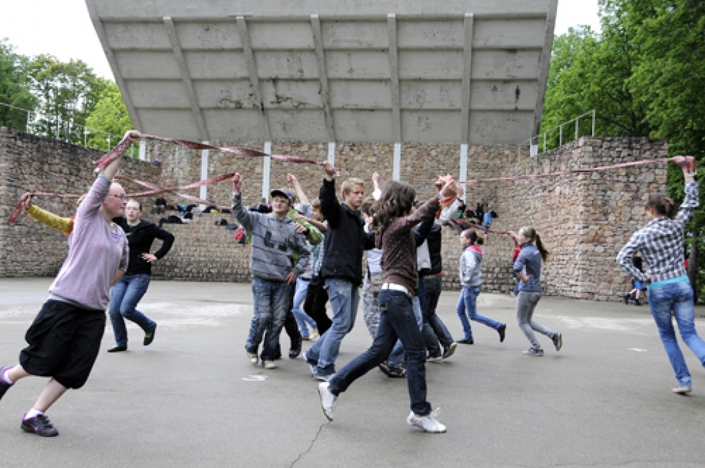 Mēģinājumu grafiks veidots precīzi pa stundām. Katras skolas kolektīvs soļu rakstus uz Bauskas pilskalna estrādes asfalta apgūst noteiktā laikā.
Autors: Ivars Bogdanovs