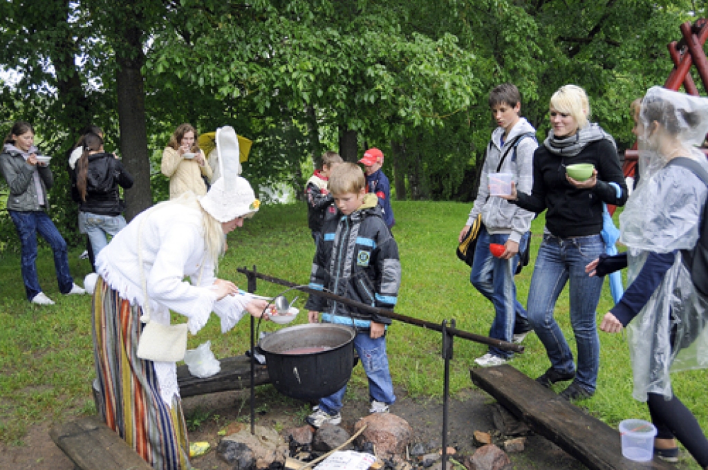 Signe Samsone jeb zaķu māte, muzeja direktore, visus dzejnieka Viļa Plūdoņa vārdadienas viesus cienāja ar saldo klimpu zupu.
Autors: Ivars Bogdanovs