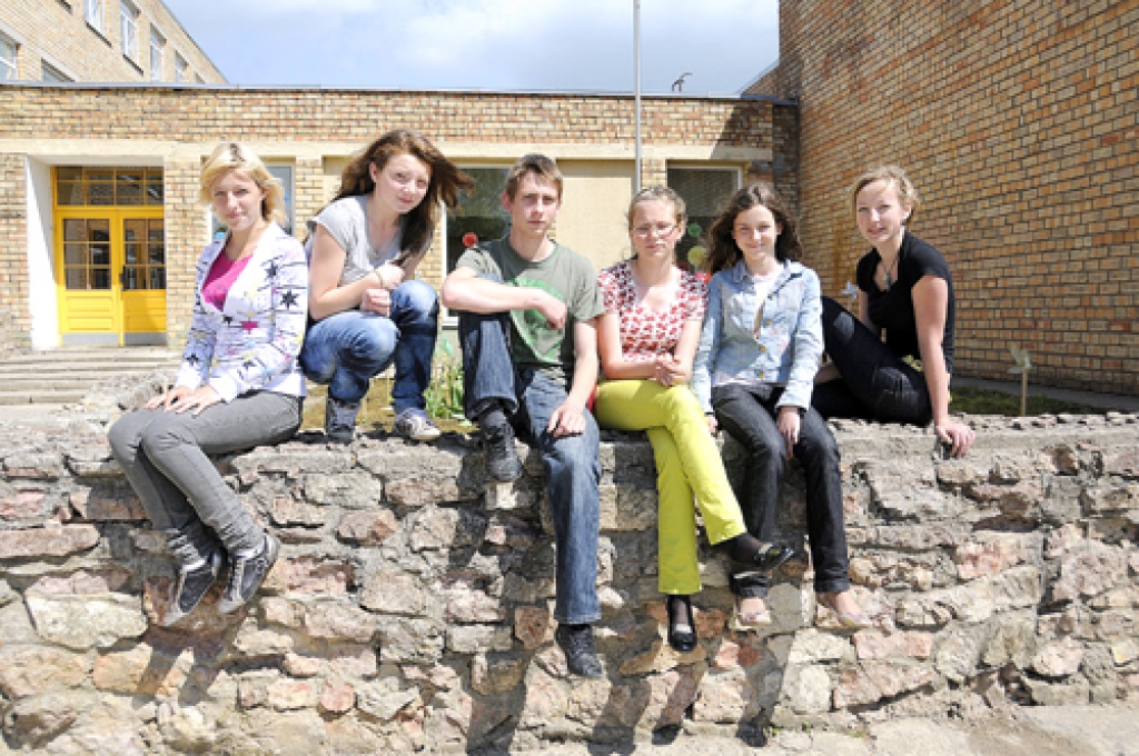 Daļa no Pilsrundāles vidusskolas lepnuma – Viktorija Bajere (no kreisās), Melānija Ivulāne, Edijs Bubinskis, Annija Krikščūne, Renāte Ripa un Agnese Skujevska. Individuāli balvas par labākajiem sasniegumiem mācībās 25. maijā saņēma 31 audzēknis, sporta komandu un deju kopu dalībnieki.
Autors: Ivars Bogdanovs