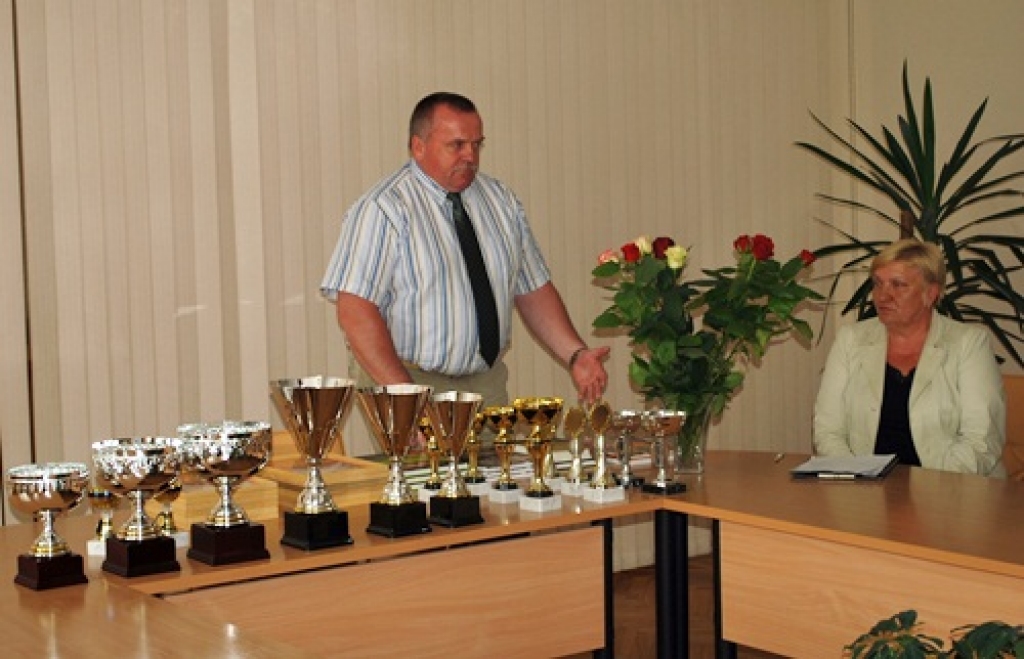 Bauskas novada domes priekšsēdētājs Valdis Veips sadalīja 15 Bauskas novada Bērnu un jaunatnes sporta skolas direktores Birutas Grantiņas sagādātos kausus. 
Autors: Uldis Varnevičs