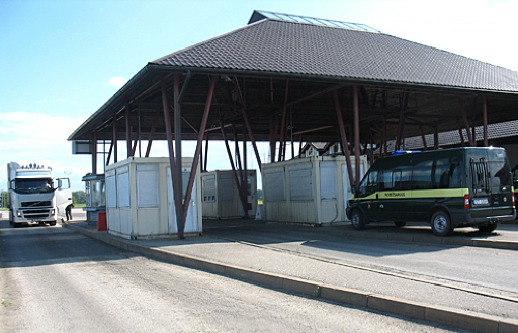 Iebraucot Latvijā, visām personām uz valsts robežas tiek pārbaudīti dokumenti. 
Autors: Vilnis Auzāns