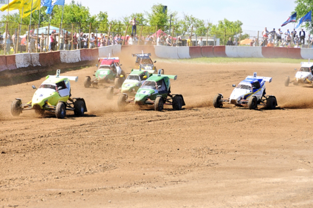 Nacionālā čempionāta posms B-600 klasē bija aizraujošs kaut tālab vien, ka tajā bija «pārkvalificējušies» trīs Latvijā pazīstami rallija piloti – Ivars un Krišjānis Caunes, Ivars Vasaraudzis, kā arī salonautomašīnu pilots Jānis Bogdanovičs.
Autors: Ivars Bogdanovs