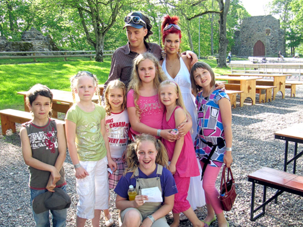 Konkursa laureāti – grupa «Mazais miljons» kopā ar «O! Kartes Akadēmijas» laureātiem Mareku un Samantu, kuri arī strādāja konkursa žūrijā. Samantas un Mareka vokālā pedagoģe televīzijas šovā bija studijas «Miljons» pirmā sastāva dziedātāja Baiba Paozola.
Autors: no studijas «Miljons» albuma