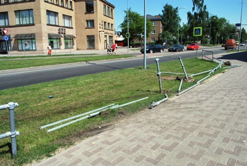 Trotuāra nožogojums izdemolēts apmēram desmit metru garumā. 
Autors: Uldis Varnevičs