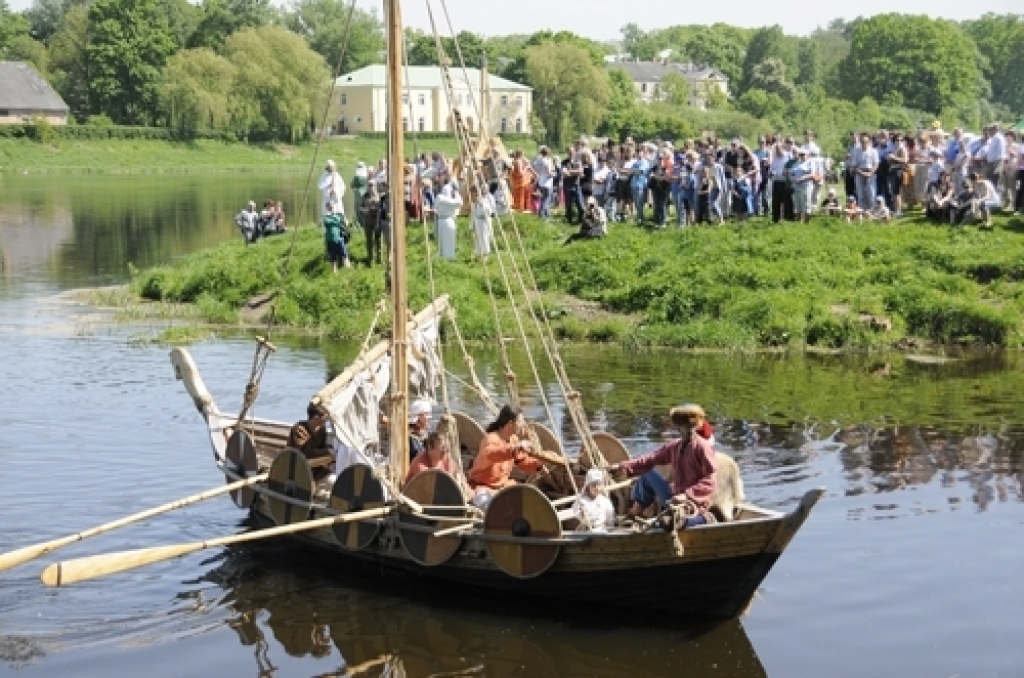 Ar kuršu laivu Lielupē tika ievests un upes viļņiem atdots ziedu vainags.
Autors: Vilnis Auzāns