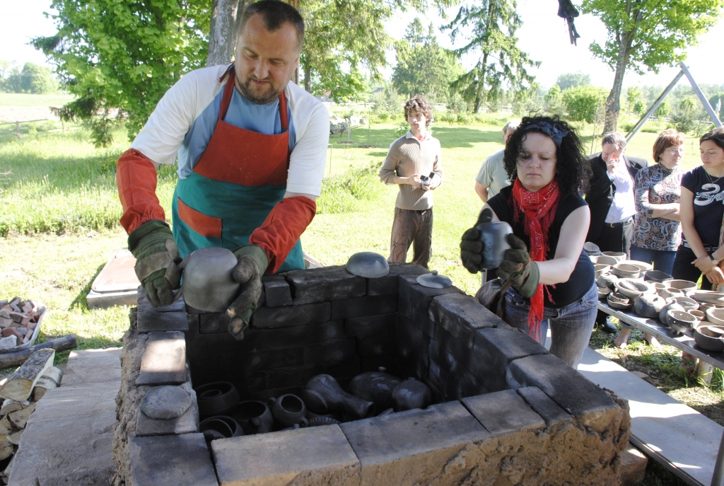 Priesteris Andrejs Mediņš saudzīgi ceļ ārā traukus no apdedzināšanas krāsns.
Autors: Juris Iļņickis