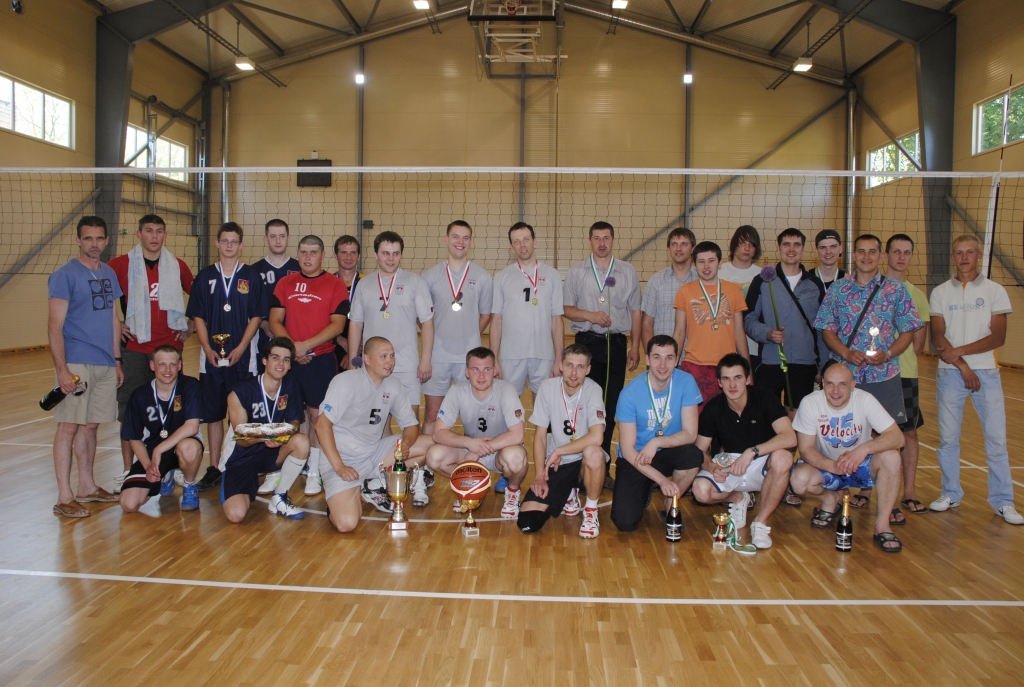 Bauskas novada atklātā volejbola čempionāta četru labāko komandu spēlētāji.
Autors: Juris Iļņickis