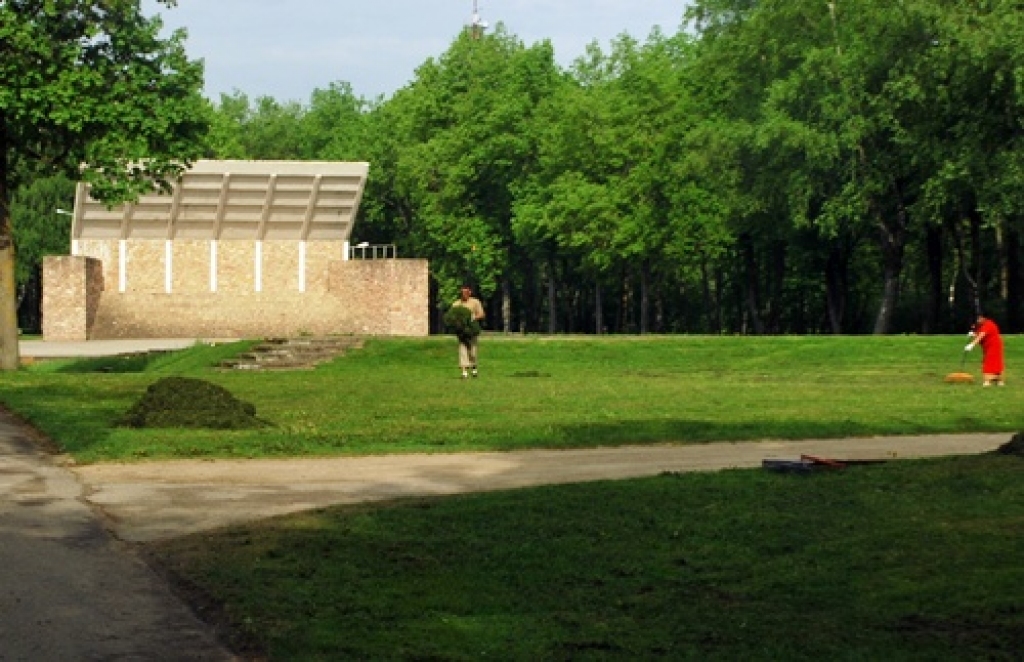 Bauskas pilskalna estrādē notiek aktīvi teritorijas uzkopšanas darbi.
Autors: Uldis Varnevičs