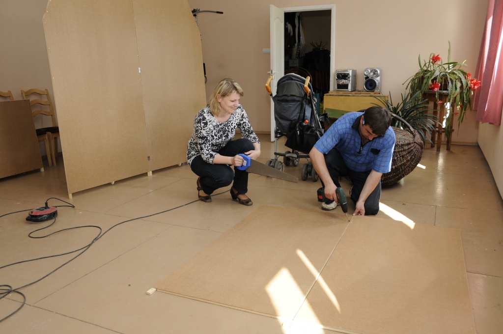 Bērsteles amatierteātrī izrādi «Maija un Paija» iestudējusi Līga Bajāre. Viņa seko dekorāciju tapšanai dažas dienas pirms skates. 
Autors: Ivars Bogdanovs