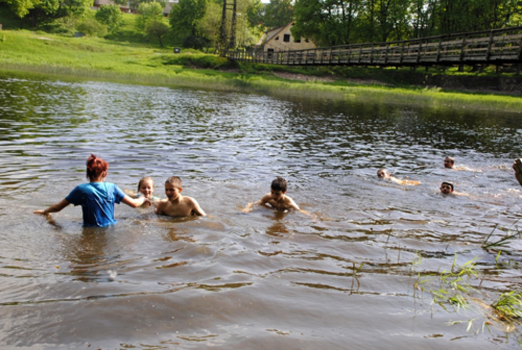 Vairāki karstuma nogurdināti jaunieši plunčājas Mēmelē.
Autors: Juris Iļņickis