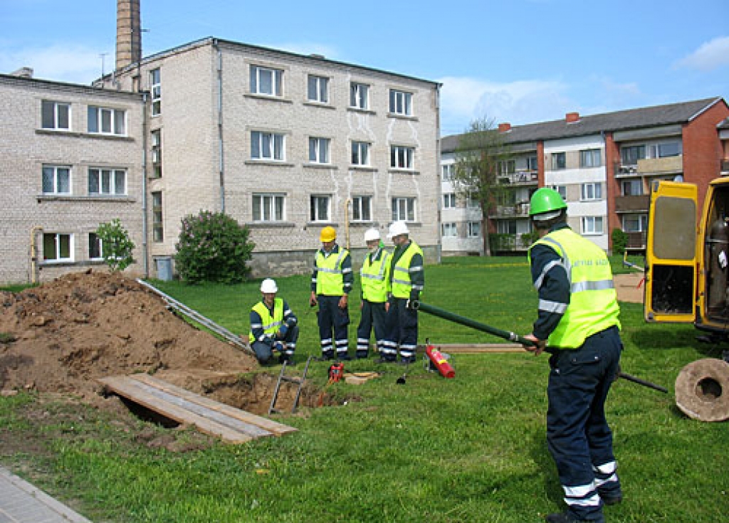 Akciju sabiedrības «Latvijas Gāze» Bauskas iecirkņa meistari ieradušies Dārza ielā, lai laukumā starp 13. un 15. māju veiktu nelielu remontu. Tas tika apvienots ar speciāli izsludināto mācību trauksmi. 
Autors: Vilnis Auzāns