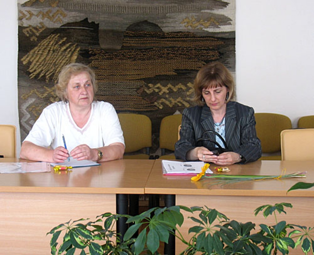Bauskas novada domes izglītības jautājumu darba grupas sanāksmē 18. maijā tika uzklausītas Mežotnes internātvidusskolas direktore Sarmīte Ulnicāne (no kreisās) un Bauskas pilsētas Kristīgās pamatskolas vadītāja Inese Lavrinoviča. 
Autors: Vilnis Auzāns