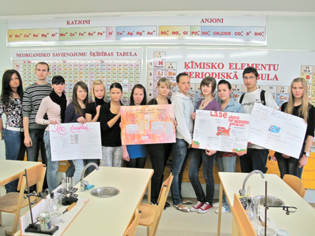 Patstāvīgo darbu autori savu veikumu demonstrēja arī 2. vidusskolas 8. klašu skolēniem. Jauniešu apkopotie materiāli turpmāk būs aplūkojami skolas ēdnīcā.
Autors: Ivars Bogdanovs