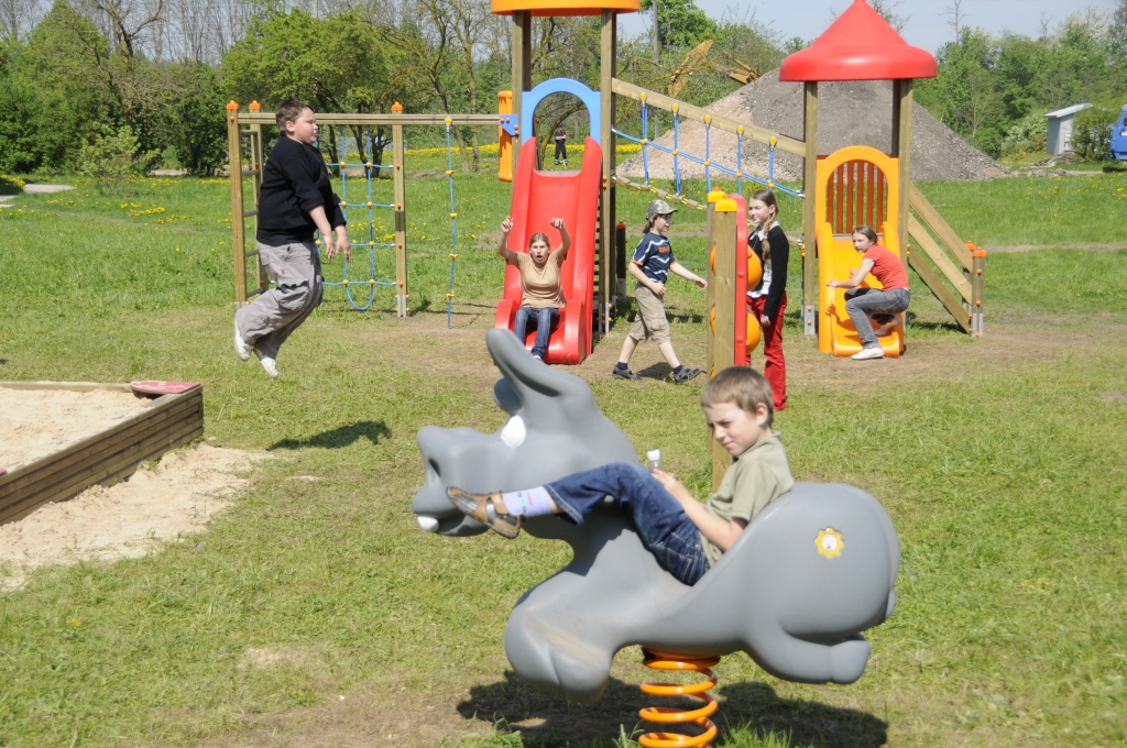Uz rotaļu laukumu pie Saulgriežu mājām Pilsrundālē pēc stundām atskrien arī vidusskolas audzēkņi.
Autors: Ivars Bogdanovs