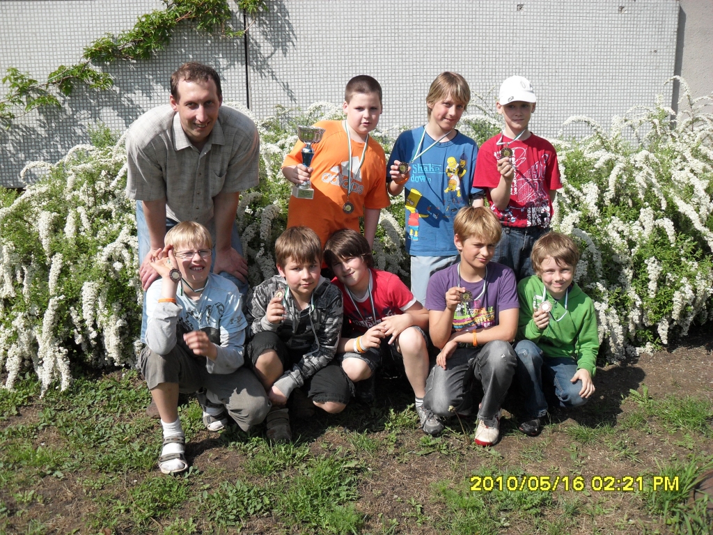 Iecavas jaunie basketbolisti ar treneri Voldemāru Pārumu.
Autors: No sporta skolas «Dartija» arhīva.