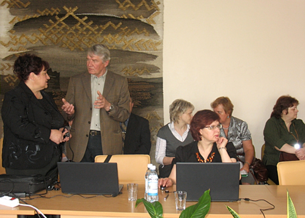 Bauskas novada domes deputātu diskusijas brīdi pirms paplašinātās vides un attīstības komitejas sēdes sākuma 14. maijā.
Autors: Vilnis Auzāns