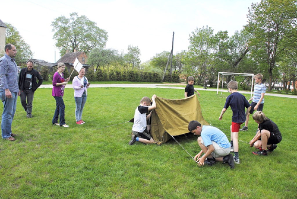 Bauskas 2. vidusskolas 5.a klases komanda «Storm 7» telti uzslēja divās minūtēs un vienpadsmit sekundēs.
Autors: Juris Iļņickis