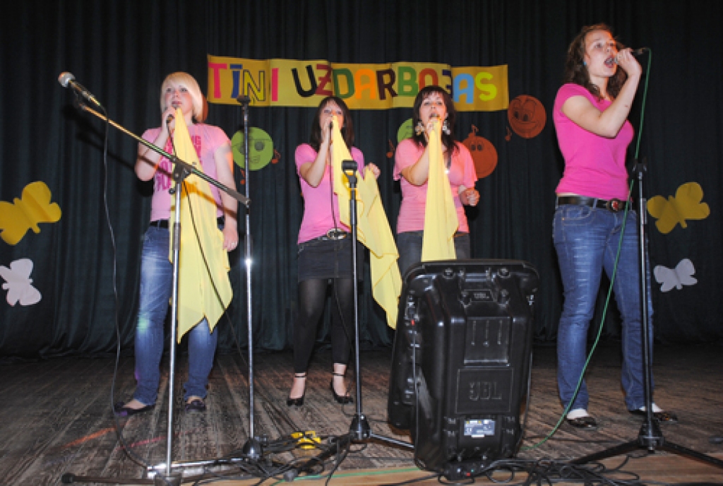 Kurmenes tautas nams 14. maijā bija pārpārēm piepildīts ar dziesmām, kustībām un azartu. Tur risinājās tradicionālais festivāls «Tīņi uzdarbojas».
Autors: Juris Iļņickis