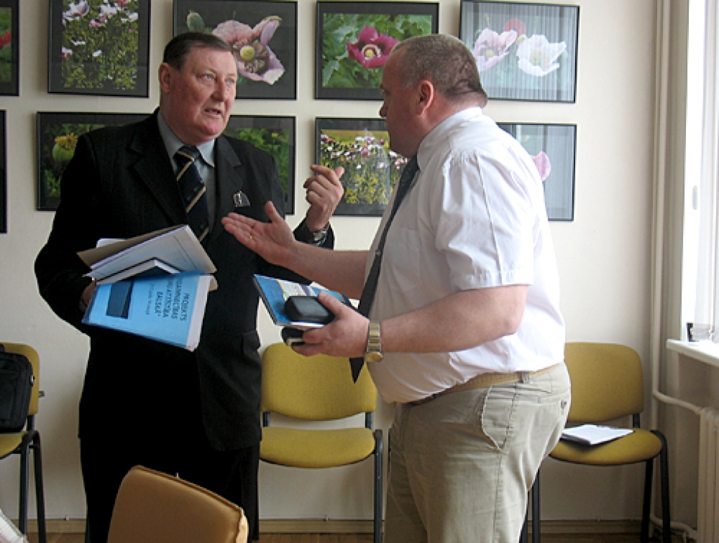 Pirms paplašinātās vides un attīstības komitejas sēdes par ūdenssaimniecības sistēmas sakārtošanu Bauskā diskutē novada domes priekšsēdētājs Valdis Veips (no labās) un SIA «Bauskas ūdenssaimniecība» vadītājs Gunārs Akmeņlauks. 
Autors: Vilnis Auzāns