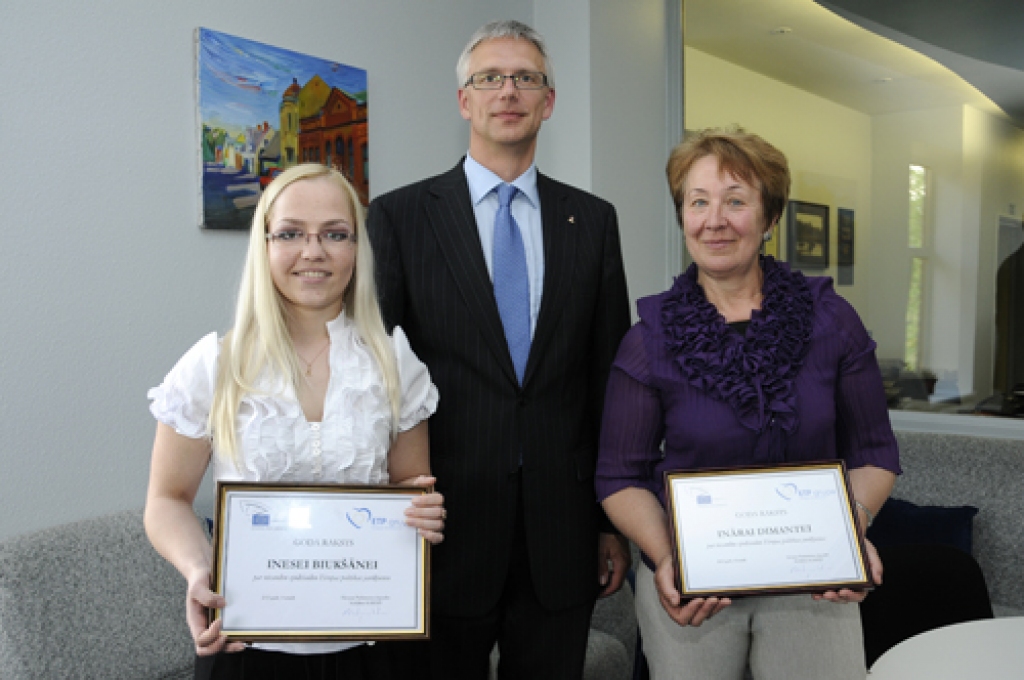 Eiropas Parlamenta (EP) deputāts Krišjānis Kariņš un konkursa «Atbildi uz  pieciem jautājumiem un brauc uz Briseli» laimīgās uzvarētājas Ināra Dimante (no labās) un Inese Biukšāne. 
Autors: Ivars Bogdanovs