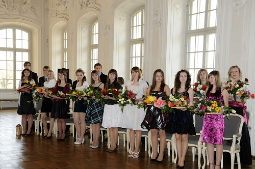 Pasākuma vadītāja skolotāja Inita Nagņibeda visus laureātus salīdzināja ar dārgakmeņiem, kuri ir tikko iemirdzējušies, uzzibsnījuši. Vēl ir nepieciešama ilga un neatlaidīga slīpēšana, savu prasmju un talantu izkopšana.
Autors: Ivars Bogdanovs