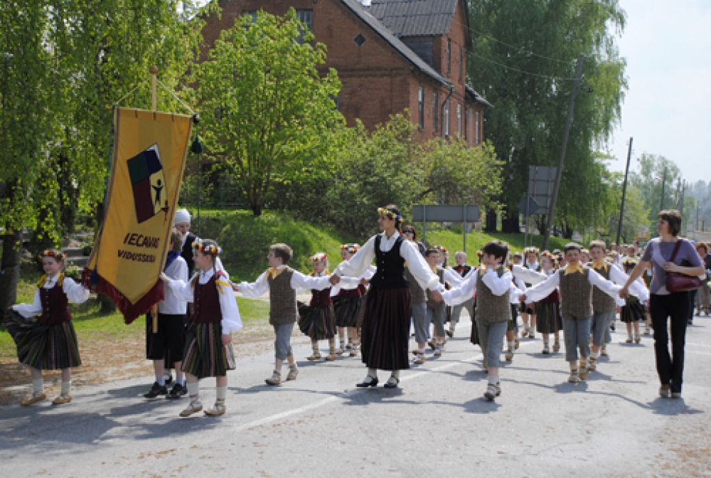 Svētki «Pavasaris Šēnbergā» tradicionāli sākas ar gājienu cauri Skaistkalnei. 
Autors: Juris Iļņickis