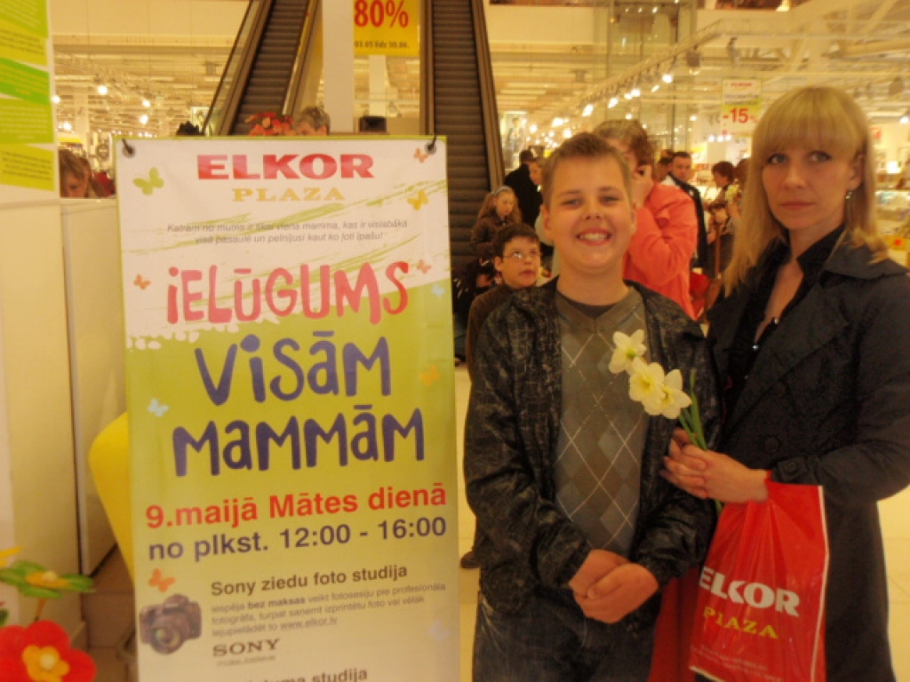 Baušķenieks Rolands Borkovskis ar māmiņu Kitiju zīmējumu izstādes «Sapņu dāvana māmiņai» atklāšanā tirdzniecības centrā «Elkor».  
Autors: No albuma.