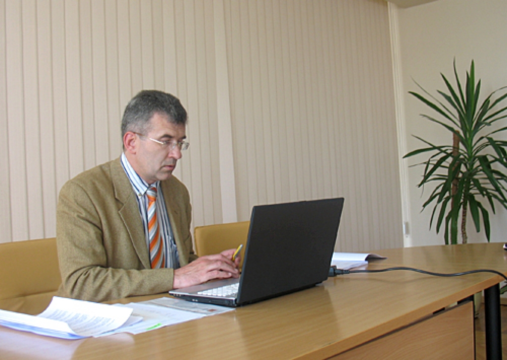 Bauskas novada izglītības, kultūras un sporta lietu komitejas priekšsēdētājs Raitis Ābelnieks ieceri Īslīces pagasta bērnu rotaļu un attīstības centru «Rūķu nams» pārveidot par bērnudārzu atzina par nelietderīgu.
Autors: Vilnis Auzāns