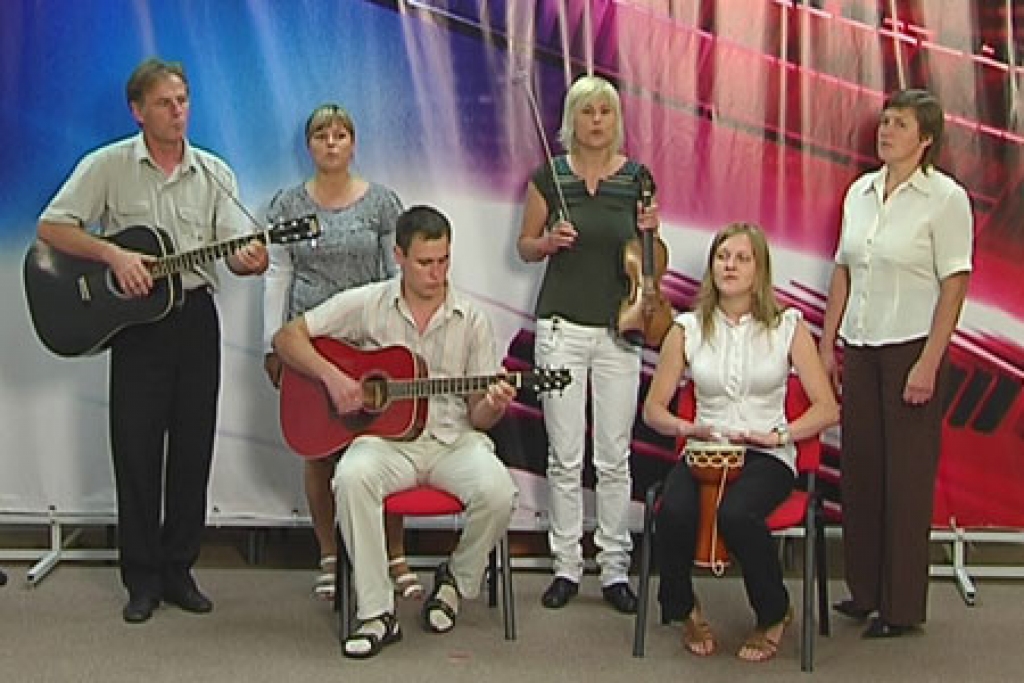 Visvairāk balsu ieguvušām ģimenēm novada dome dāvina ieejas kartes uz  dziedošās Eriņu ģimenes koncertu Vecumnieku tautas namā 15. maijā.
Autors: www.lnt.lv