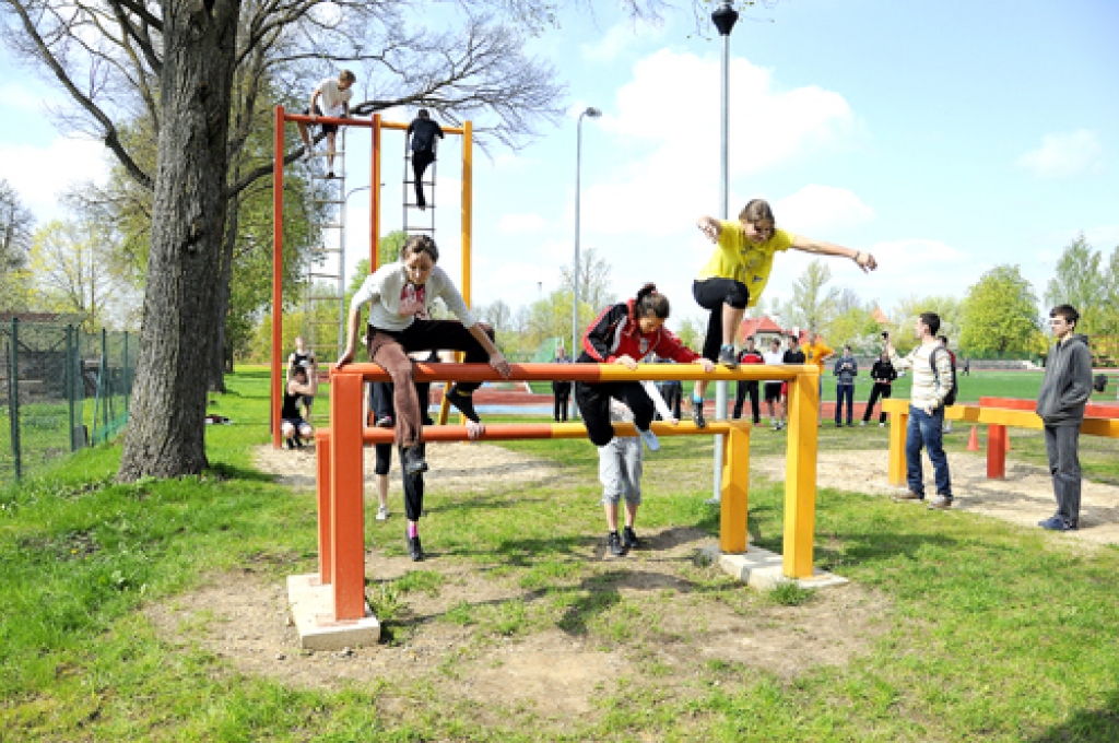 Šķēršļu joslā cīņā par pirmo vietu dodas 12.a un 10.a klases skolēni. 
Autors: Ivars Bogdanovs