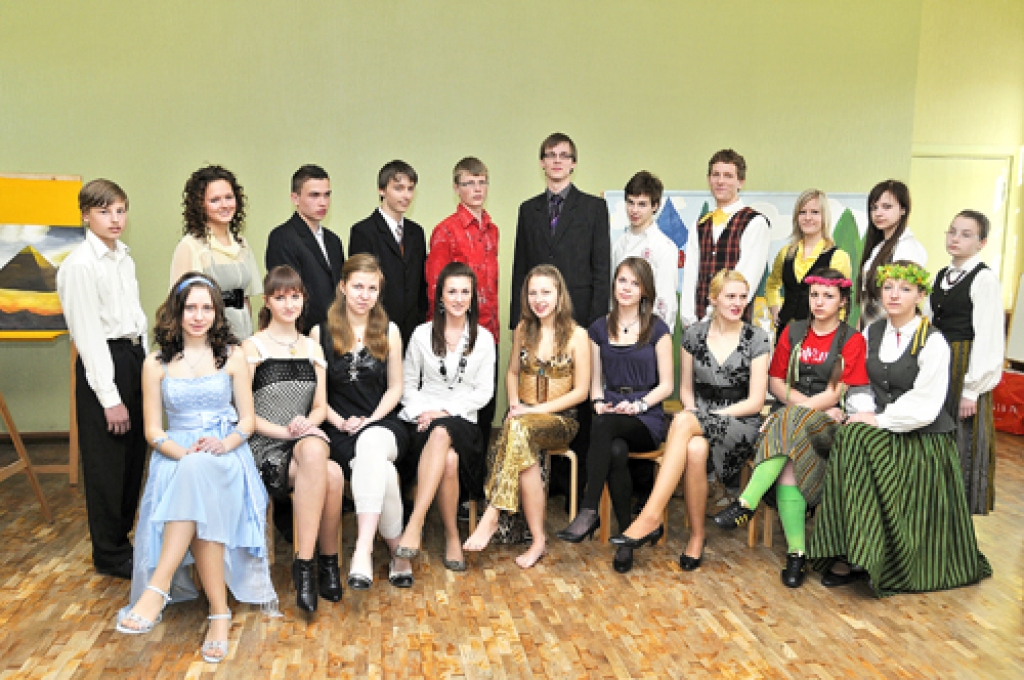 Bauskas un Rundāles novada konkursa «Gada skolēns» dalībnieku kopējais foto pirms radošās daļas konkursa. Radošajā daļā klāt nebija Žannas Georgijčukas. 
Autors: Ivars Bogdanovs