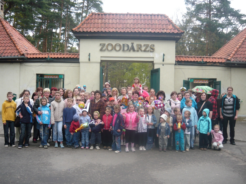 Vecumnieku novada lielās saimes uz Zoodārzu devās ar trim autobusiem.
Autors: No biedrības «Saulgrieze» arhīva.