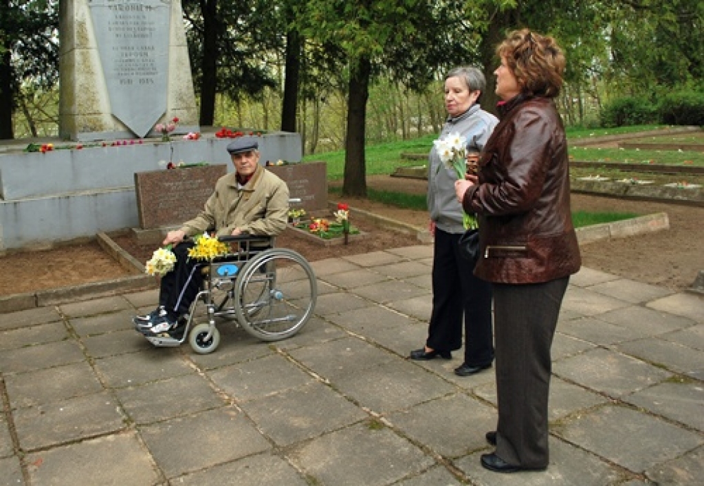 Pie Otrā pasaules kara kritušo pieminekļa satikušies Vladislavs Rimensons, Larisa Miščenko un Raisa Afanasjeva. 
Autors: Uldis Varnevičs