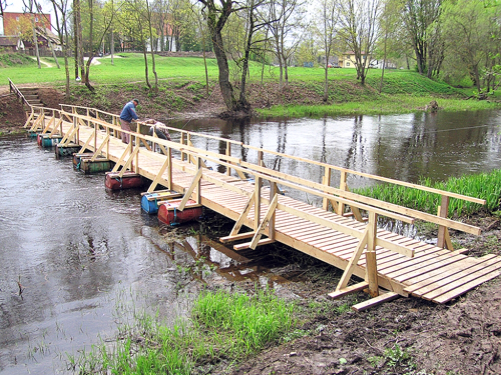 Pontonu tilts tapis, sadarbojoties Iecavas uzņēmējiem un zemessargiem. Ik pa laikam tiltiņu atbrīvos no straumes atnestiem zariem, lai nebojātu konstrukcijas.
Autors: Antra Ērgle