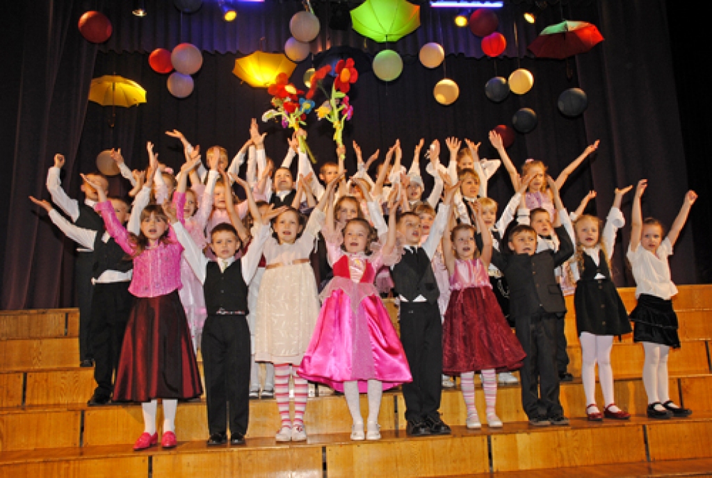 Īslīces vidusskolas audzēkņi savas māmiņas sveic ar krāšņu svētku koncertu.
Autors: Juris Iļņickis