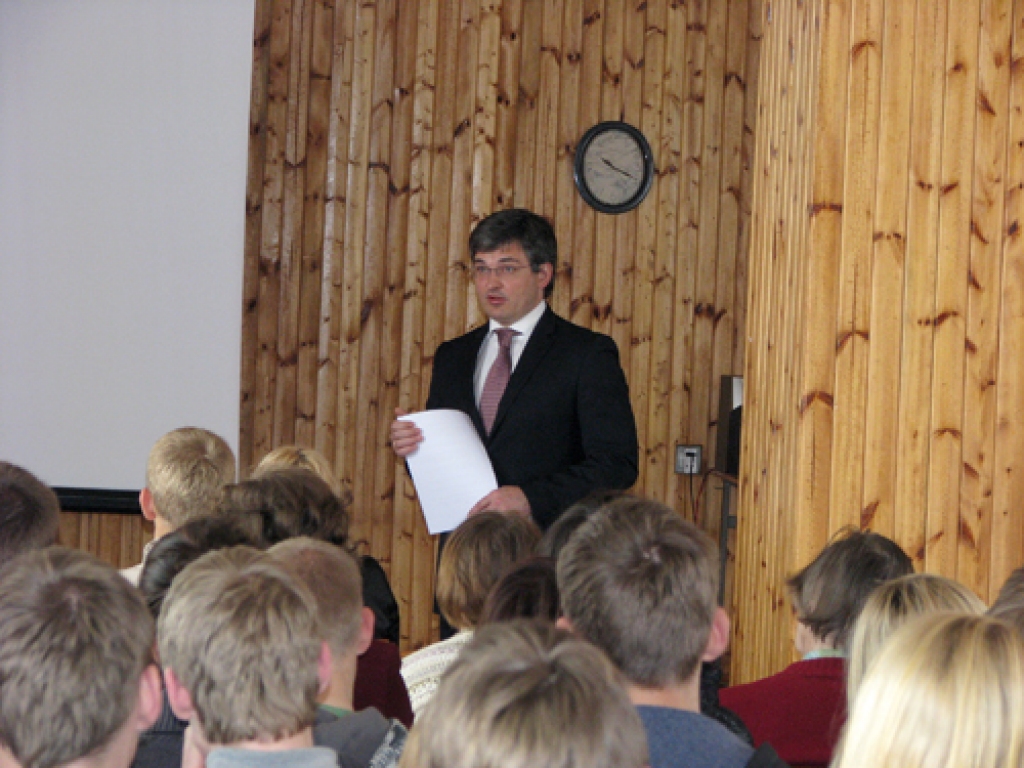 Kultūras ministrs Ints Dālderis Vecumnieku vidusskolas audzēkņiem stāstīja par Eiropas Savienības rašanos un Latvijas vietu tās sastāvā.
Autors: Kristaps Ābelnieks