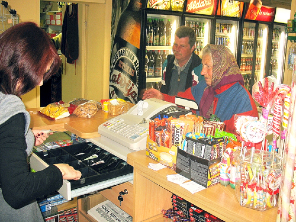 Ceraukstieši Ausma un Dzintars Dūmiņi atzinīgi vērtē jaunievedumu – pircēju pašapkalpošanās sistēmu. Pārdevēja Inga Māske savukārt sola, ka preču klāsts tikšot papildināts. 
Autors: Vilnis Auzāns