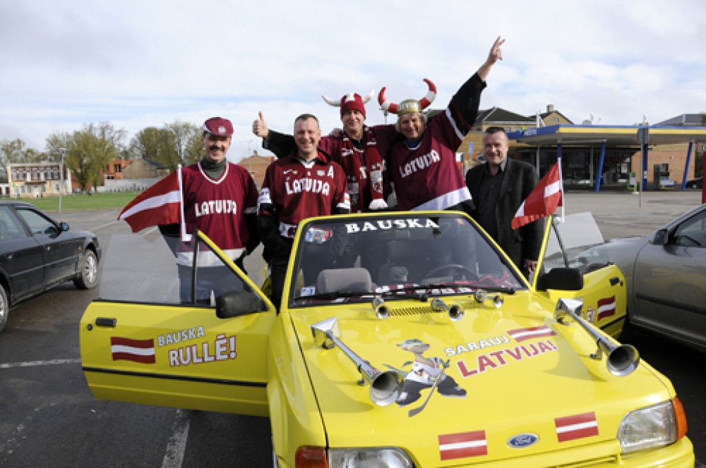 Baušķenieki Didzis Briedis (no kreisās), Kaspars Trasūns, Juris Kalderauskis un Aigars Meimers ar īpaši sagatavotu mašīnu 6. maijā devās ceļā uz pasaules hokeja čempionātu, kas risināsies Vācijā. Draugus pavada hokeja līdzjutējs Jānis Kalējs.
Autors: Ivars Bogdanovs