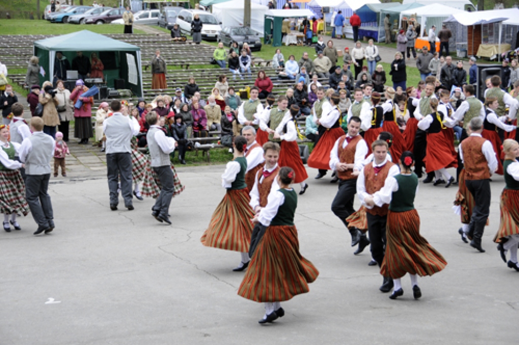 Bauskas novada pagastu un pilsētas amatierkopas 4.maijā atklāja brīvdabas koncertu sezonu Bauskas pilskalna estrādē.
Autors: Ivars Bogdanovs