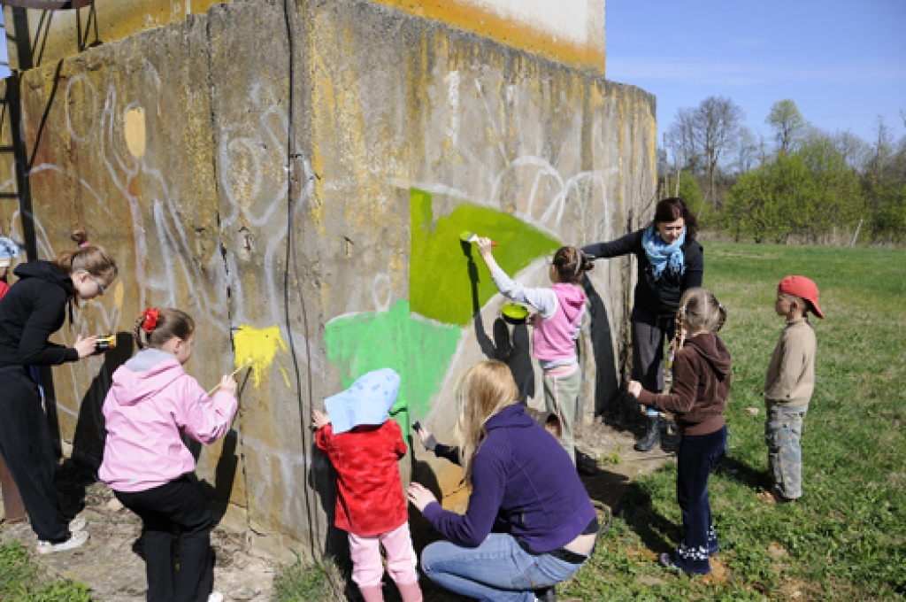 Jaunas krāsas 3. maija rītā ieguva ūdenstornis Pilsrundāles ciemata centrā. To apzīmēja vietējie bērni un pieaugušie, sekojot mākslinieces un restauratores Lauras Ikertes padomiem. Rundāles ūdenstornī, 1988. gada 18. novembrim uzaustot, bija uzvilkts sarkanbaltsarkanais karogs. 
Autors: Ivars Bogdanovs