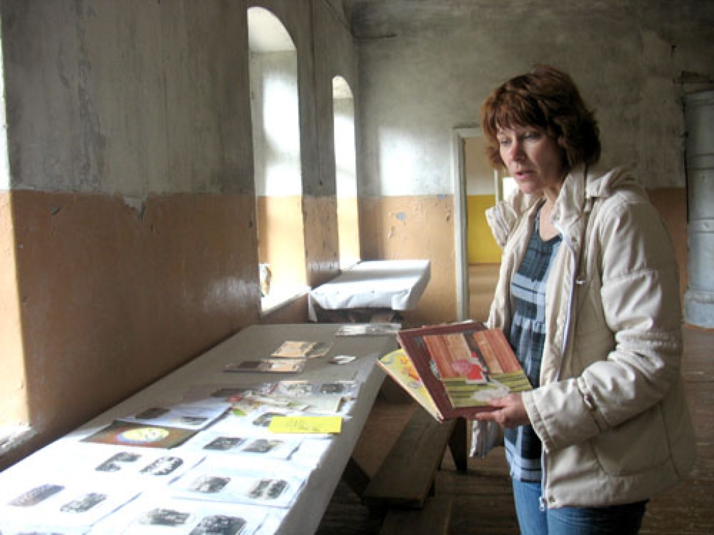 Vecumnieku luterāņu draudzes svētdienas skolas skolotāja Līga Bikmane aplūko materiālus, kas raksturo Sarkanās skolas vēsturi. 
Autors: Mārīte Ozoliņa