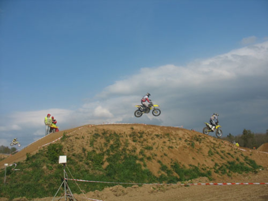 Stelpes pagasta Pīlādžu mototrasē 1. un 2. maijā ar azartiskām cīņām sākās jaunā motokrosa sezona. 
Autors: Mārīte Ozoliņa