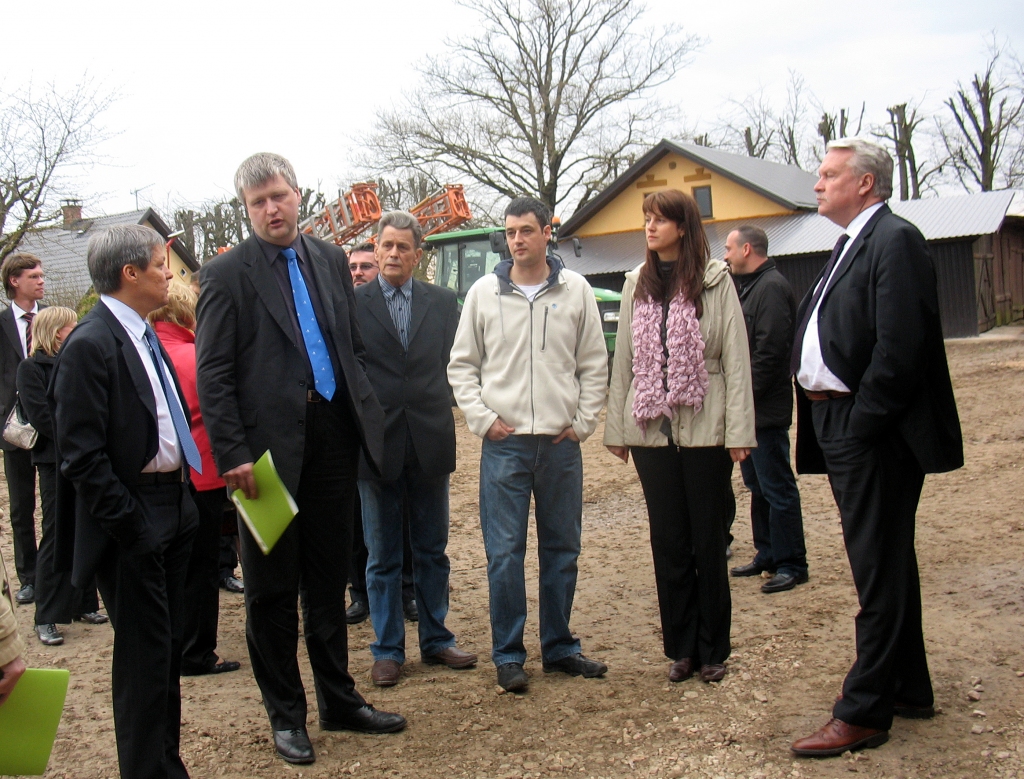 Darba vizītes laikā Latvijā Eiropas Savienības (ES) lauksaimniecības un lauku attīstības komisārs Dačjans Čološs un zemkopības ministrs Jānis Dūklavs apmeklēja Mežotnes pagasta zemnieku saimniecību «Kaigari».
Autors: Mārīte Ozoliņa