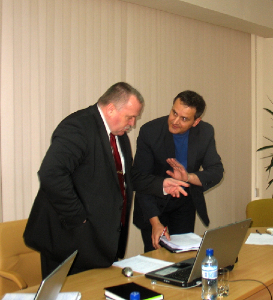 Lēmuma projekta sagatavotājs novada domes jurists Modris Mākulēns sēdē skaidroja, ka ir grūti tikt galā ar lielo darbu apjomu. Tāpēc administrācijā nepieciešami papildu darbinieki. Viņa viedoklim piekrita arī novada domes priekšsēdētājs Valdis Veips. 
Autors: Vilnis Auzāns