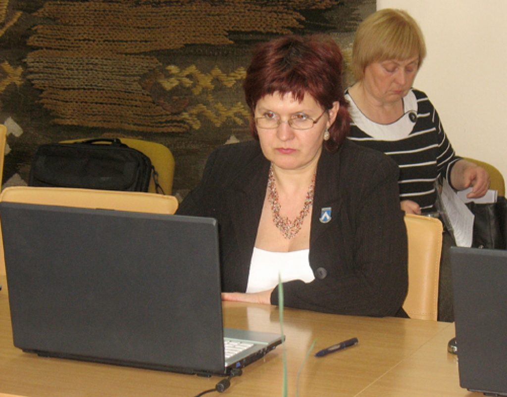 Jauno krūšu nozīmi pie apģērba piespraudusi deputāte Inese Dombrovska. 
Autors: Vilnis Auzāns